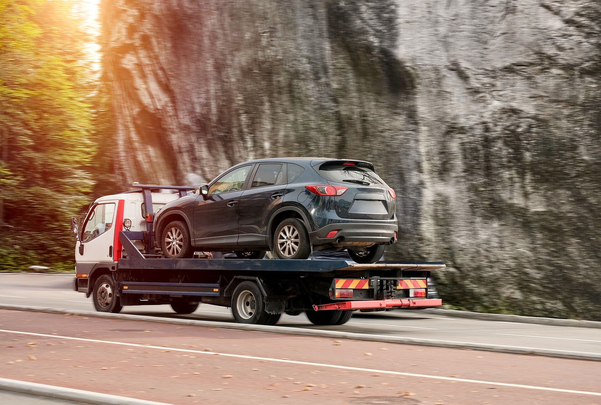 Flatbed vs. Wheel-Lift Towing: Which is Right for Your Vehicle?